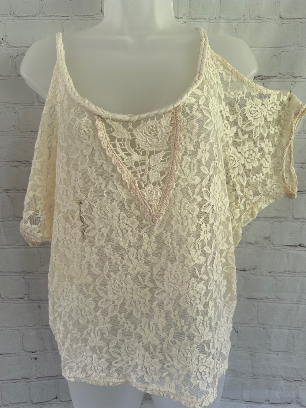 Buckle Daytrip Cream Lace Cold-Shoulder Top size S